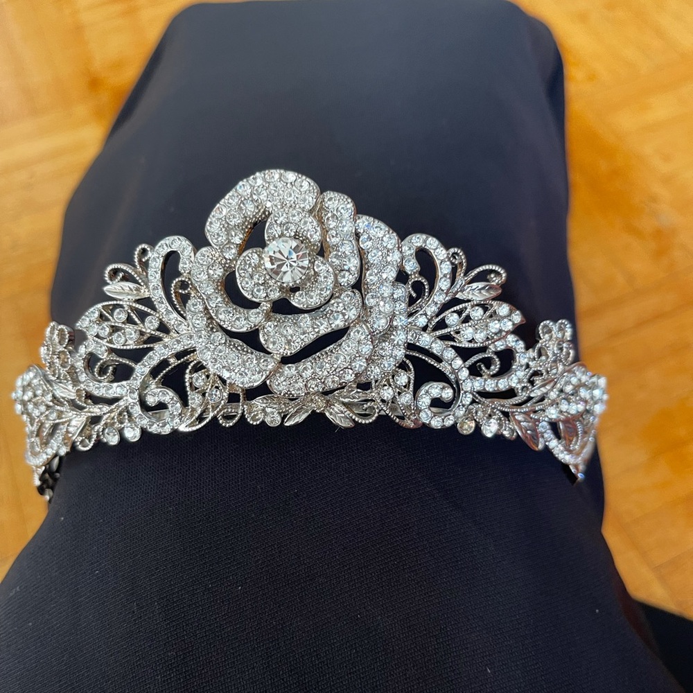 Crown - Picture 5 of 9